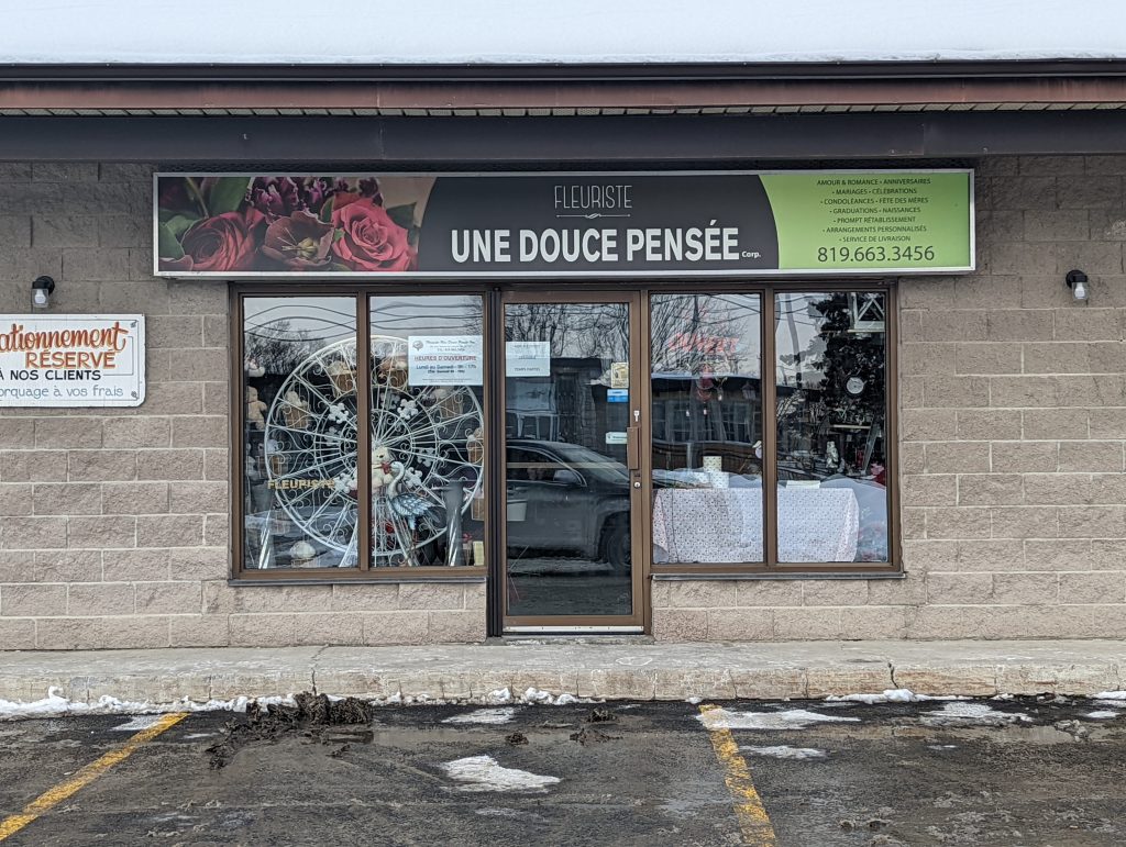 Devant du fleuriste une douche pensée.